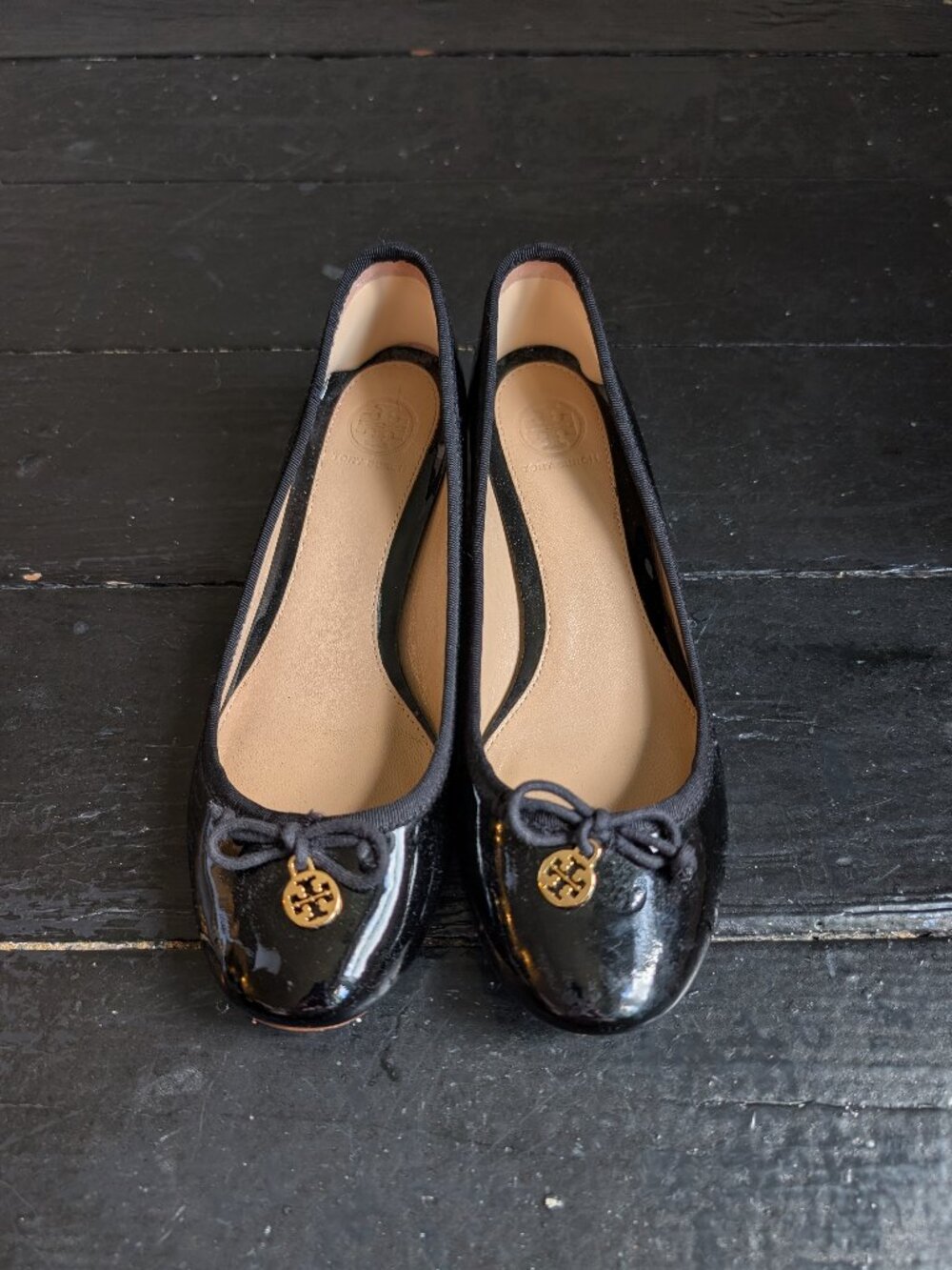 tory burch chelsea black patent leather bow logo pumps (7.5) - Picture 2 of 8